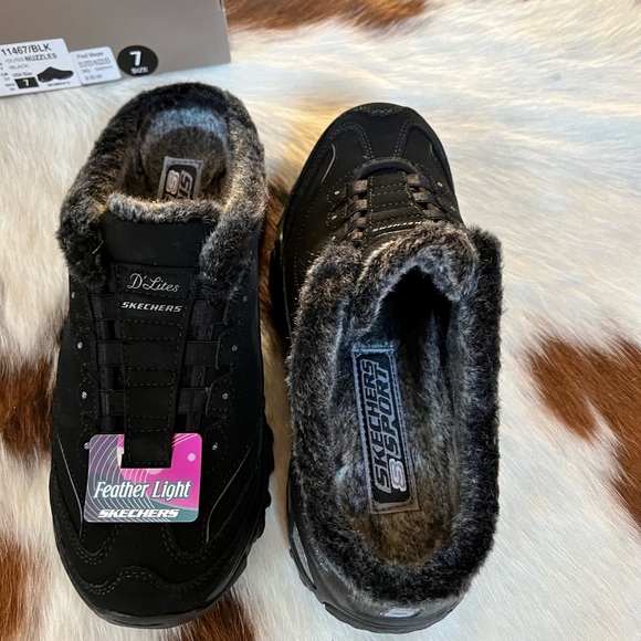 New in box size 7 Skechers - Picture 1 of 5